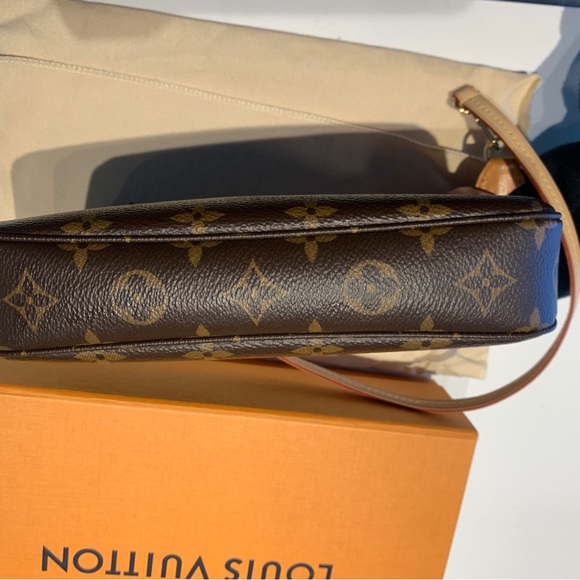 Authentic Louis Vuitton Pochette Accessoires - Picture 4 of 8